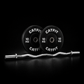 Pack CATFIT con barra Z olímpica de acero cromado y dos discos olímpicos de 10 kg sobre fondo negro, ideal para entrenamiento de fuerza.